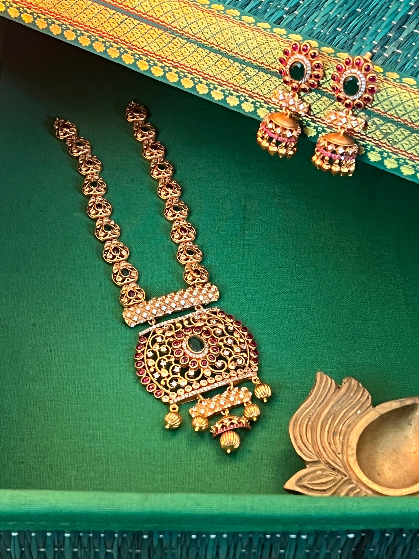 Matte finish Apple model necklace with jhumka