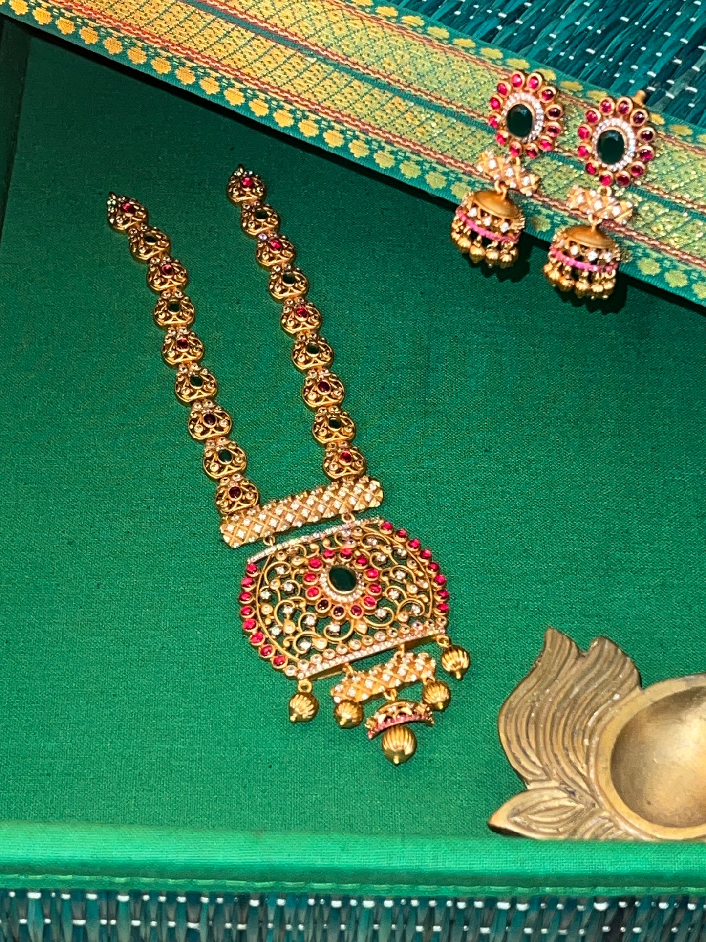 Matte finish Apple model necklace with jhumka