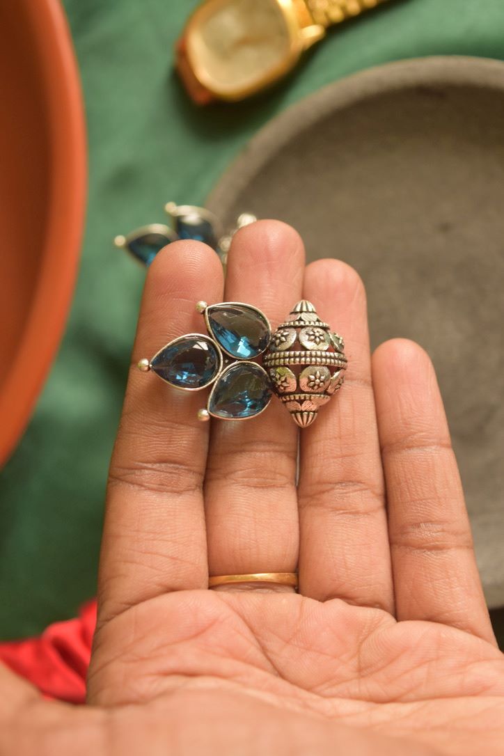 Oxidised Tri Tear Drop Bullet Stud-23C