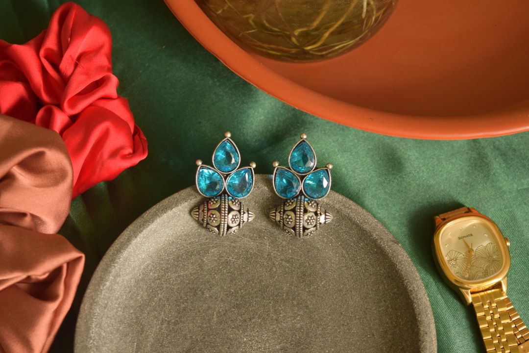 Oxidised Tri Tear Drop Bullet Stud-23D