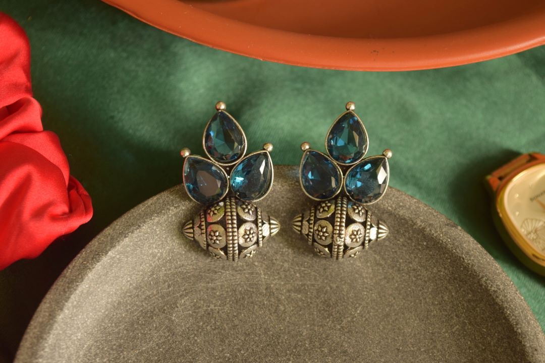 Oxidised Tri Tear Drop Bullet Stud-23E