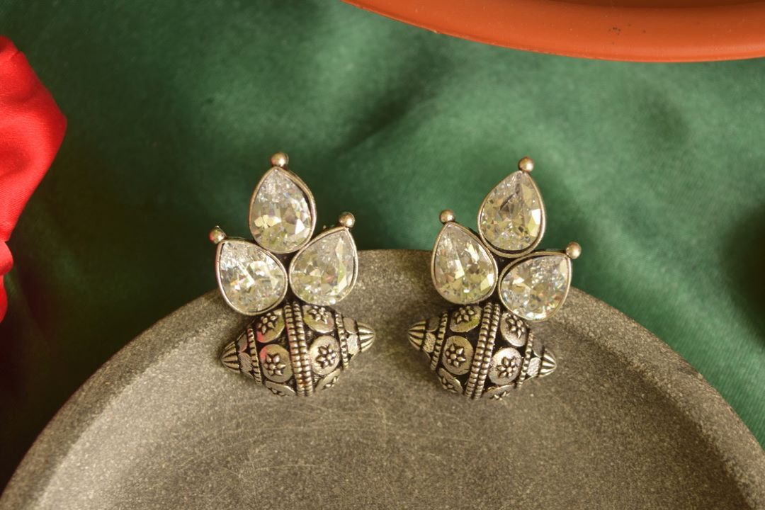 Oxidised Tri Tear Drop Bullet Stud-23F