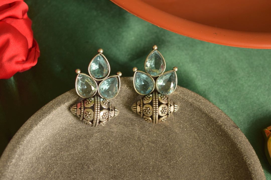 Oxidised Tri Tear Drop Bullet Stud-23G