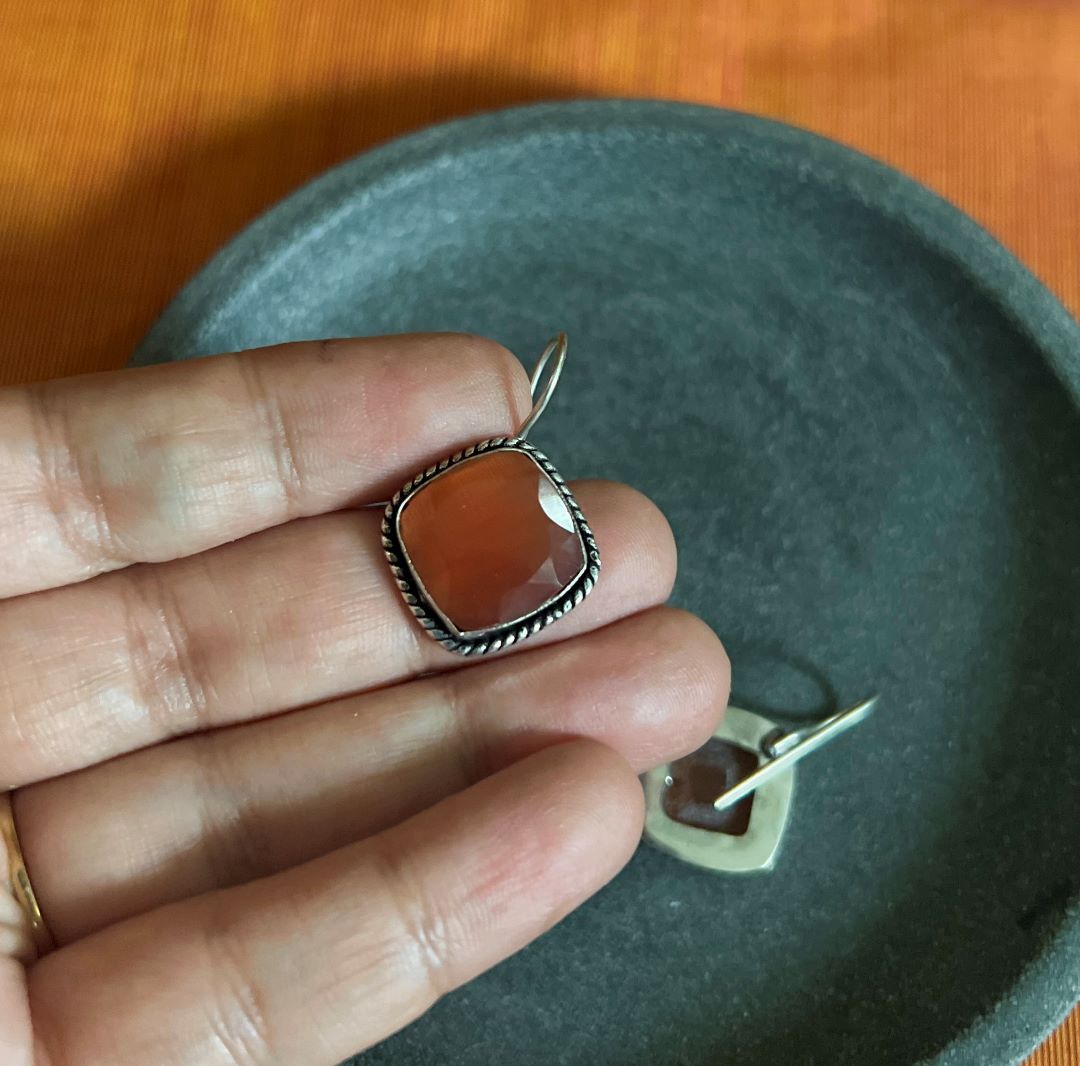 Oxidised Hook Drop Square Stone-38F