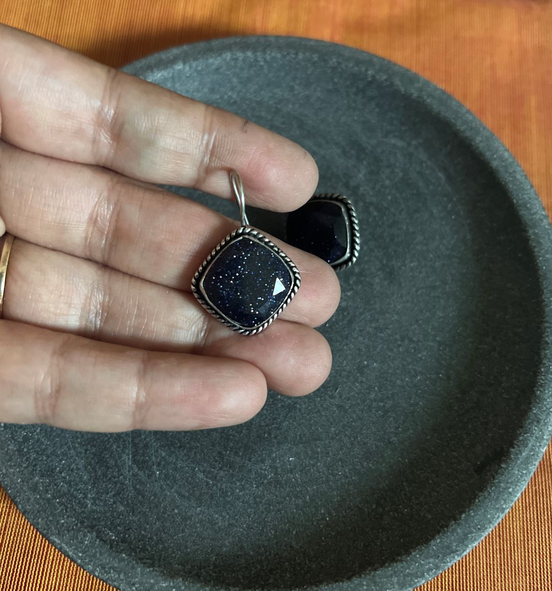 Oxidised Hook Drop Square Stone-38H