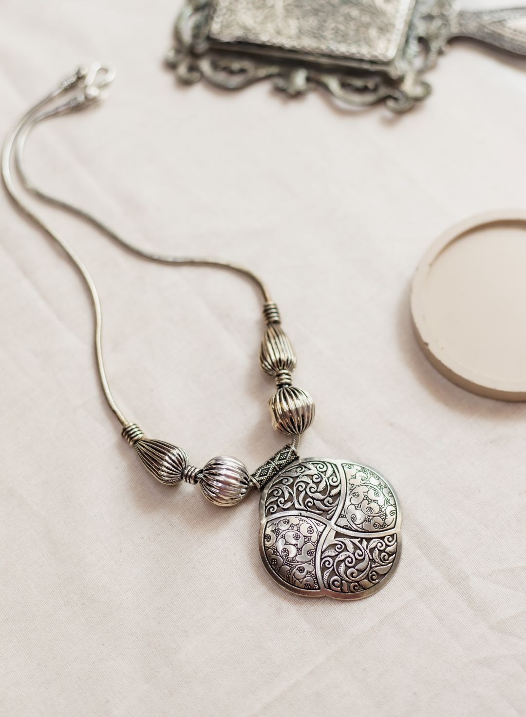 Silver Finish Chain jumbo Flower carving pendant
