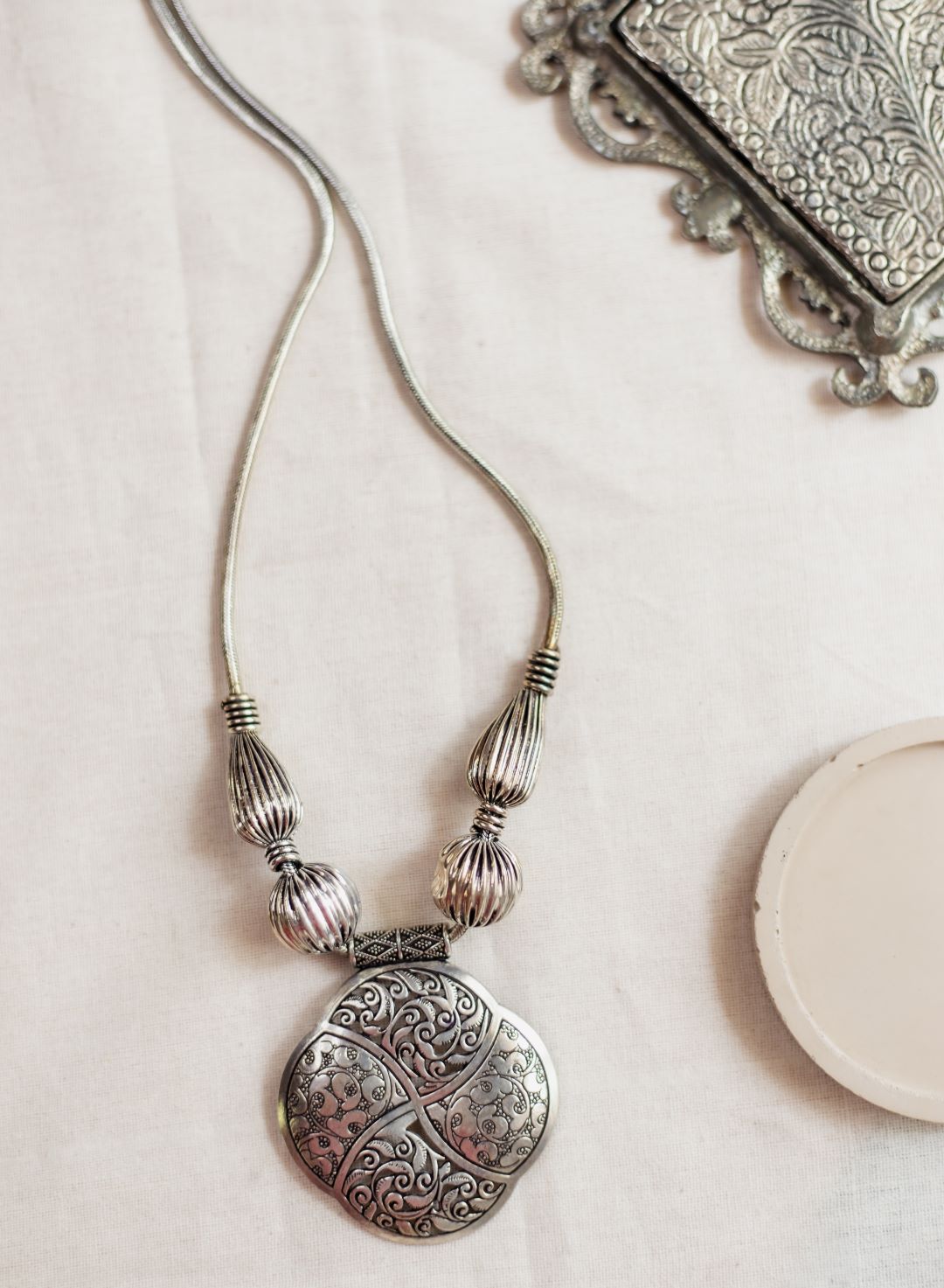 Silver Finish Chain jumbo Flower carving pendant