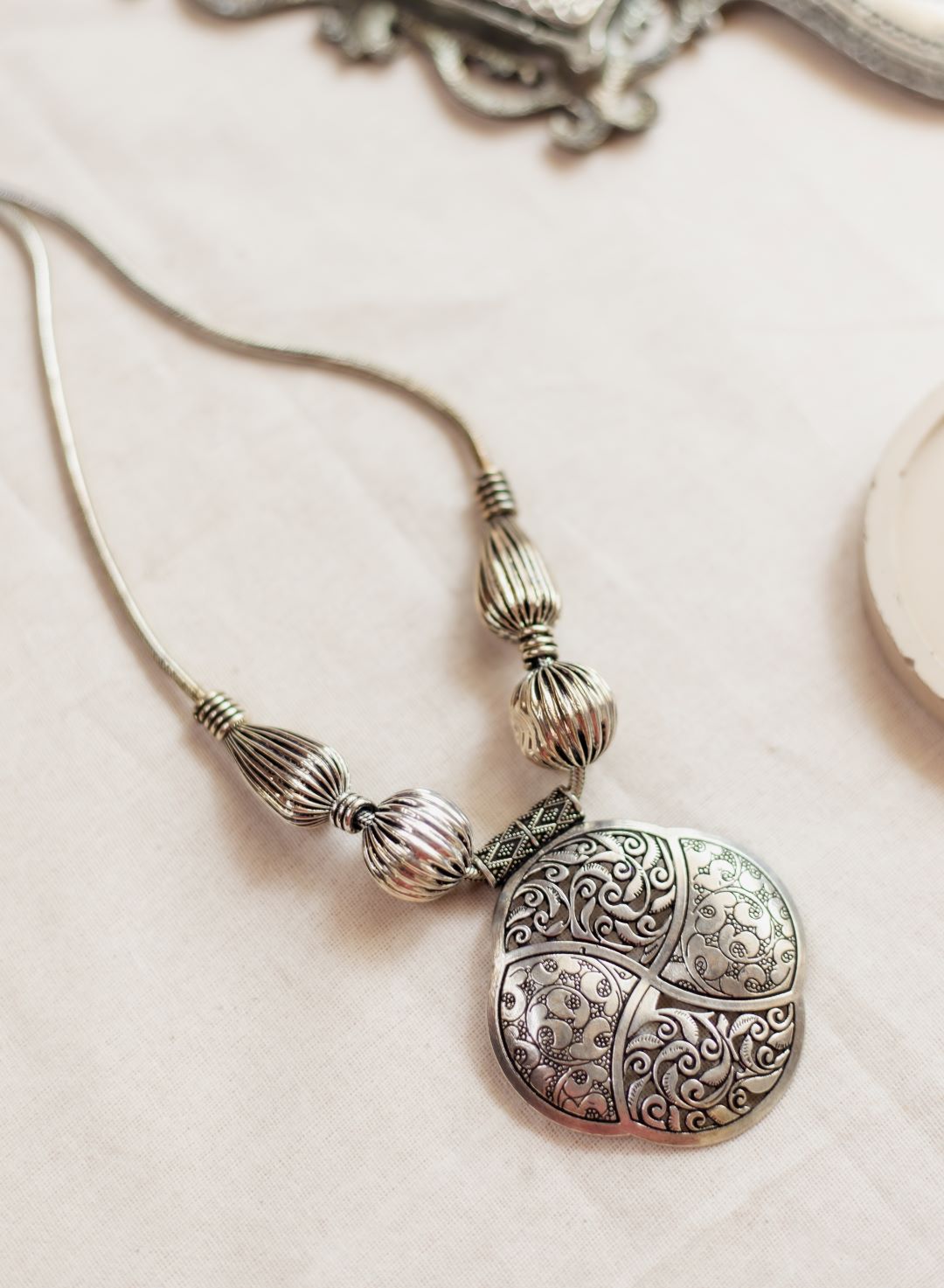 Silver Finish Chain jumbo Flower carving pendant