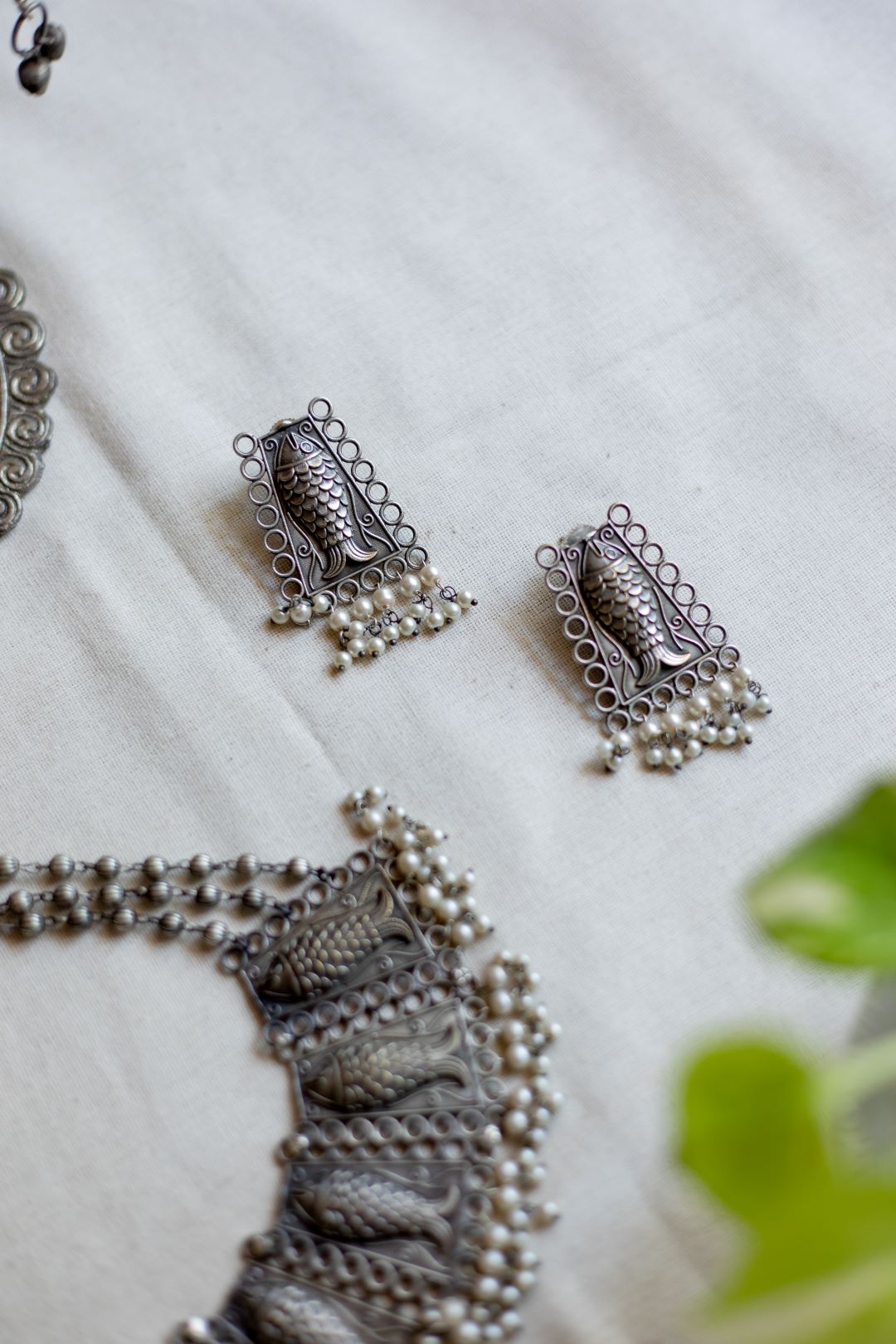 Silver Finish Fish sequence Chocker with stud