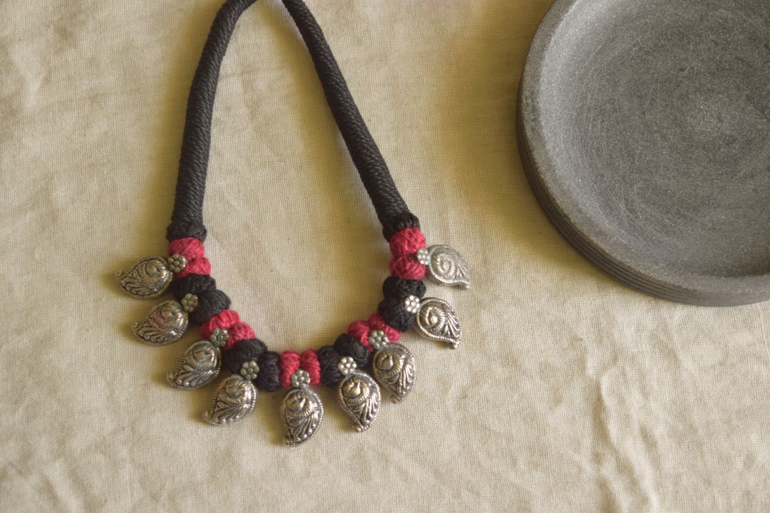 Black and maroon thread , Mango sequence motifs