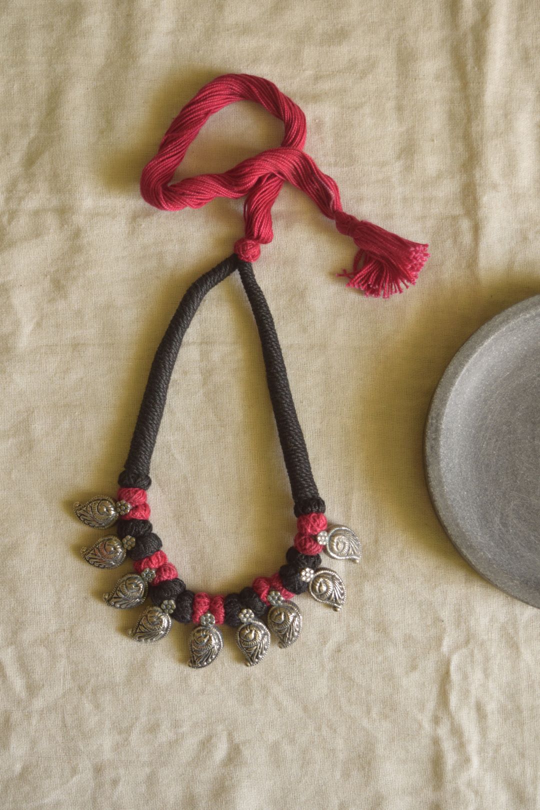 Black and maroon thread , Mango sequence motifs