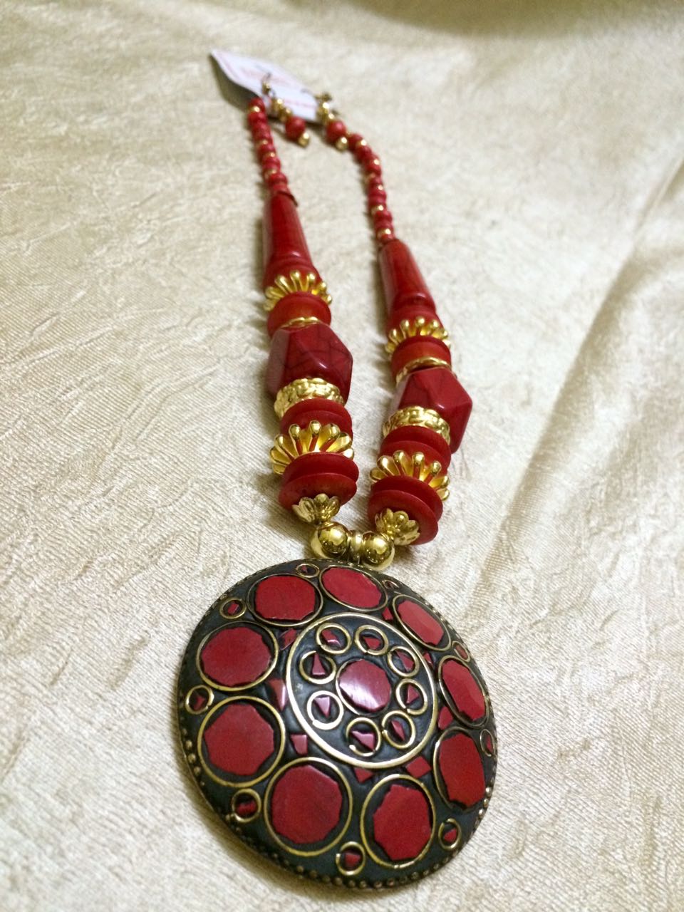 Tibtian model Big beads with gold pendant - red, pink