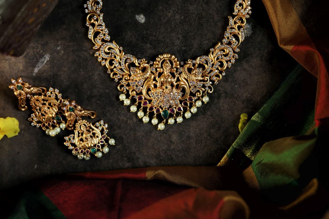 Twin peacock Lakshmi carving chocker small with lakshmi stud