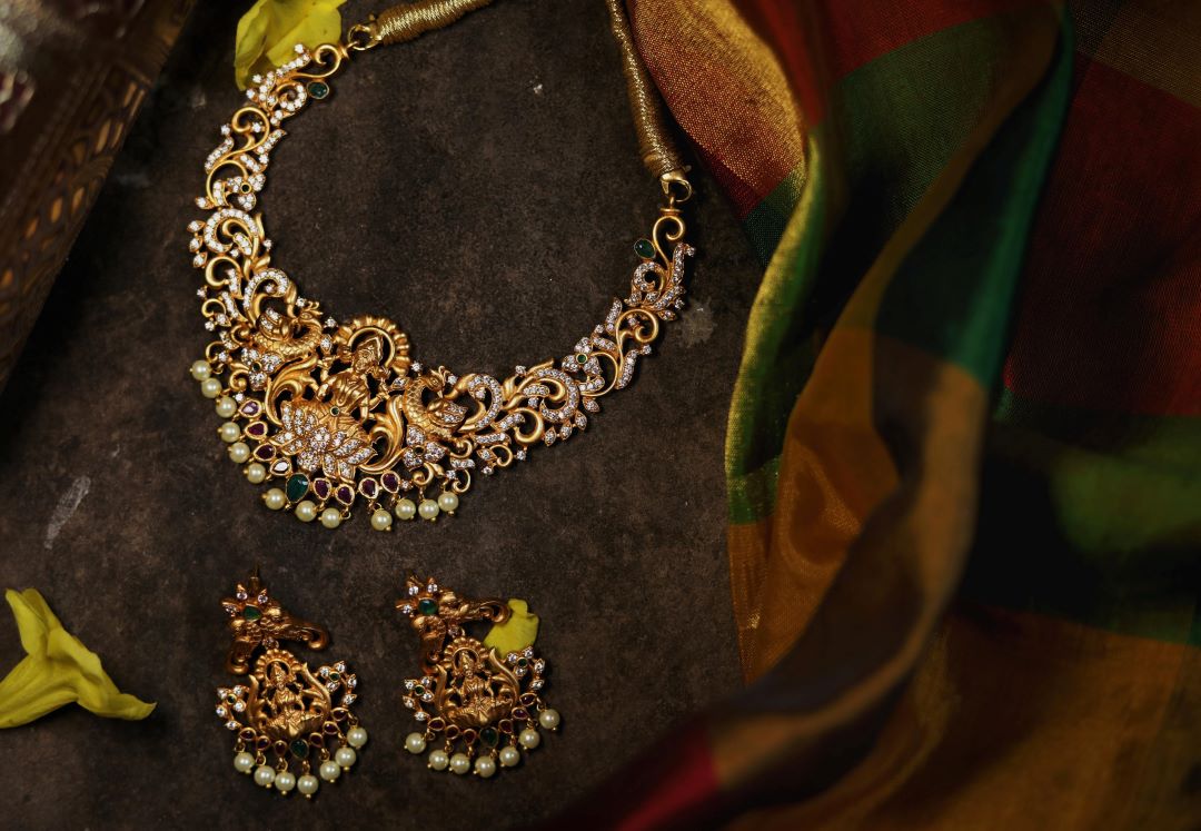 Twin peacock Lakshmi carving chocker small with lakshmi stud