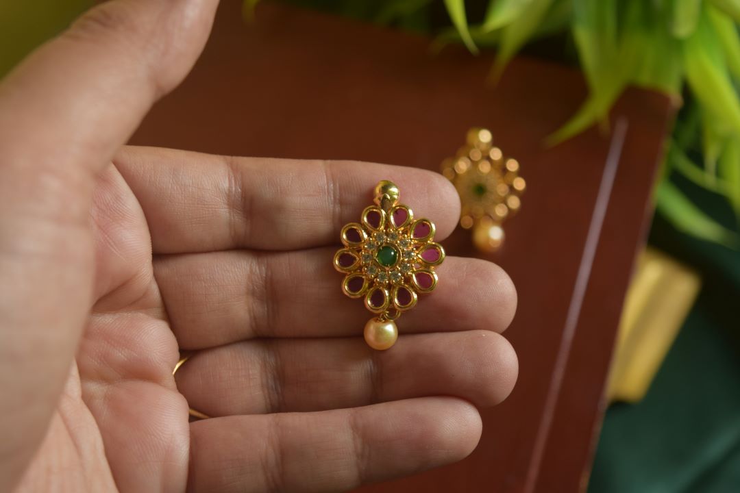Gold finish - Flower stud