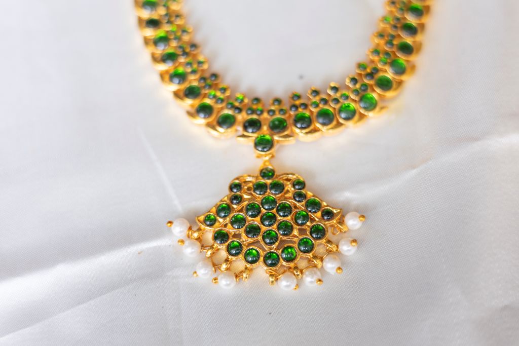 Imitation Kemp - mango motifs, pendant with pearl hangings - green #37