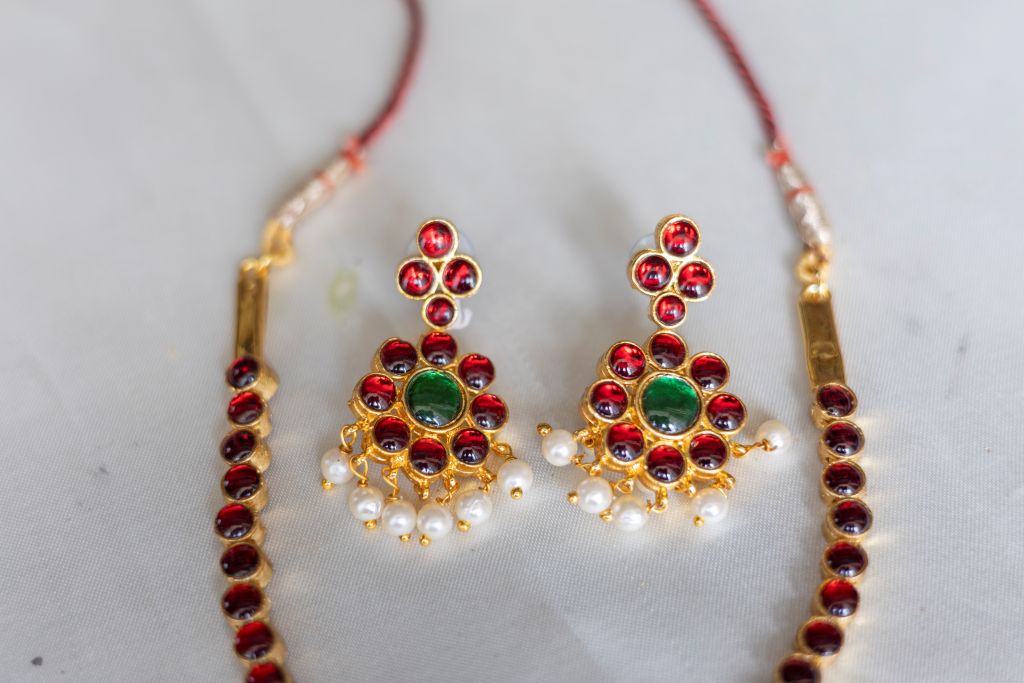Imitation kemp- Gold finish addigai model flower pendant red and green#38A