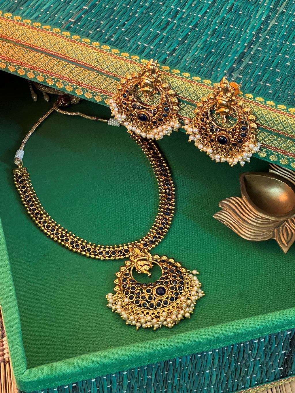 Matte Finish necklace with dancing vinayagar pendant with stud