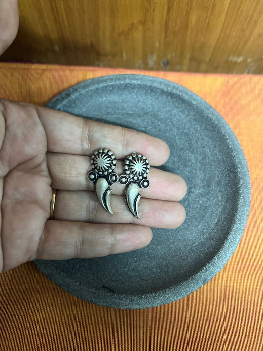 Oxidised Flower Stud With Spikes Nail  Model3